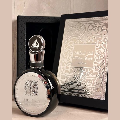 Fakhar Black (Negro)